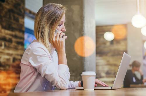 Frau am Telefon