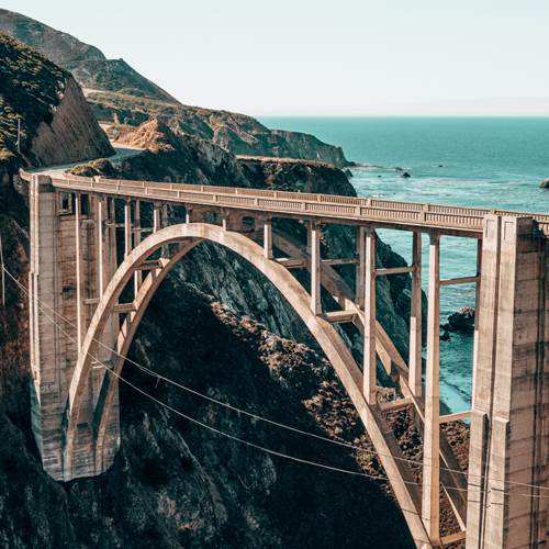 Brücke über eine Schlucht